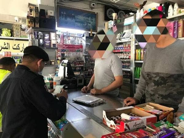 Penguat kuasa DBKL menyemak dokumentasi sebuah premis yang diperiksa hari ini.