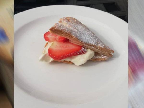 Pastri puff berintikan epal yang dihidangkan oleh ibu Michael.