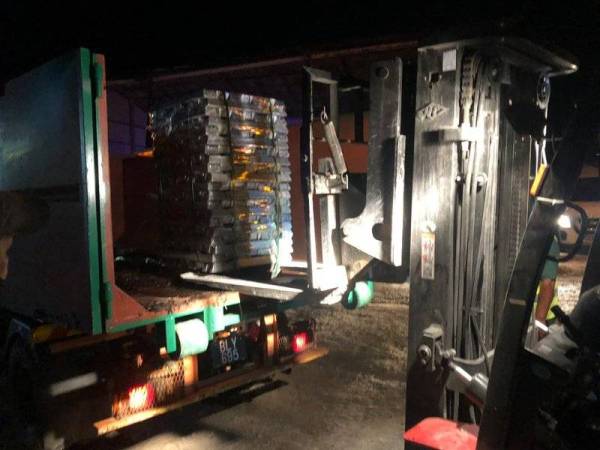 Penguat kuasa MDHS menyita barangan di premis kilang terbabit.