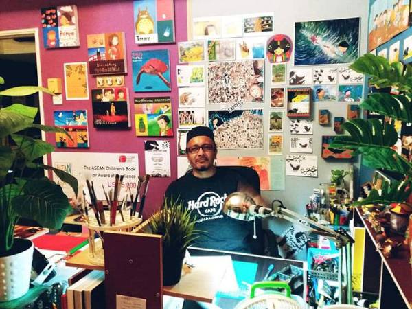 Mohd Khairul Azman di studio lukisannya.