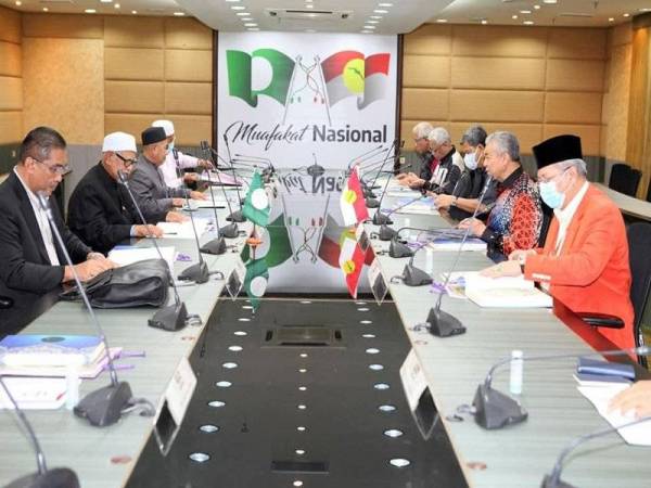Perbincangan khas di antara kepimpinan tertinggi UMNO dan Pas di pejabat Muafakat Nasional hari ini.