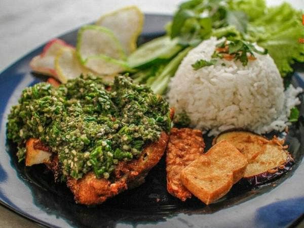Nasi ayam penyet antara juadah berbuka yang terdapat dalam aplikasi MohBerbuka.
