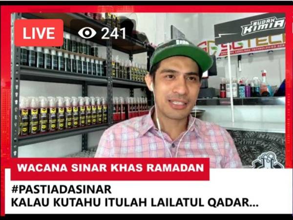 Ashraf Muslim selaku panelis pada Wacana Sinar Khas Ramadan.