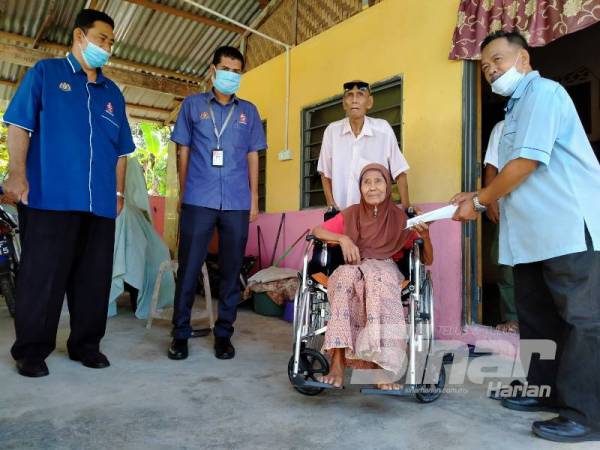 Peserta TMTAS, Meriam Che Noh, 84, dari Kampung Namek terharu menerima kunjungan pegawai KEDA.