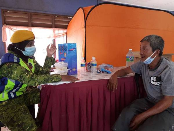 Lok Ngek menceritakan kejadian itu kepada anggota Rela yang bertugas di Balai Raya Kampung Pandan Dua, di sini, selepas kejadian kebakaran malam tadi.