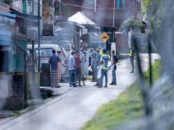 Sepasukan anggota pihak berkuasa termasuk dari pihak polis melakukan pengesanan terhadap para penghuni di kawasan Perintah Kawalan Pergerakan Diperketatkan (PKPD) di Jalan Othman ketika tinjauan hari ini. - Foto Bernama