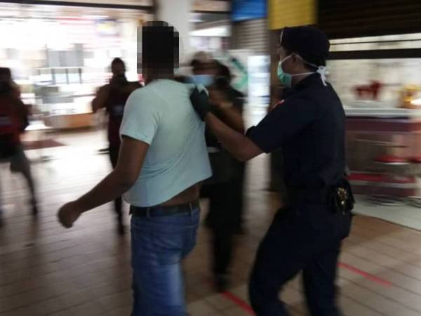 Polis menahan seorang lelaki yang dipercayai cuba melarikan diri.