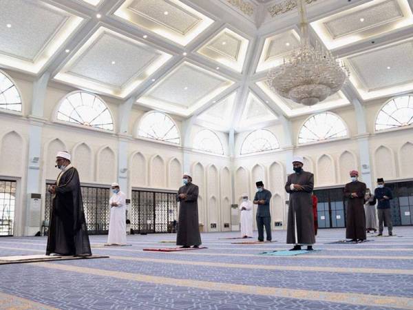 Hanya 12 jemaah termasuk imam dan khatib dibenarkan mendirikan solat Jumaat di seluruh masjid dan surau diri Jumaat di Perak.