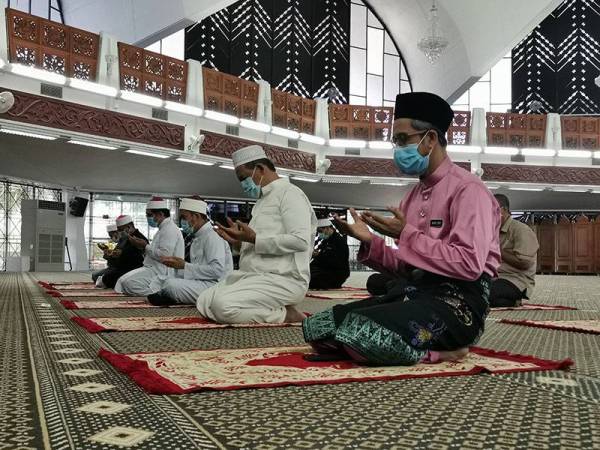 Aminuddin (dua dari kanan) menyertai solat Jumaat di Masjid Negeri bersama 10 jemaah lain.