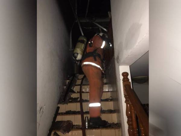 Bomba memadam kebakaran di tingkat atas rumah yang memusnahkan tiga bilik dan struktur bumbung. Foto: ihsan bomba.