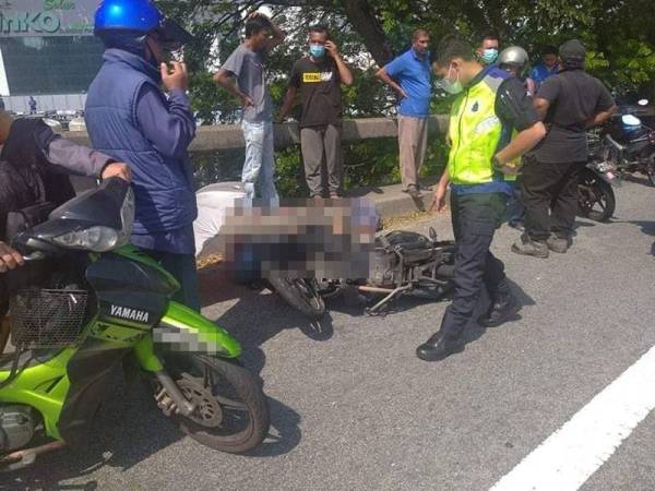 Akibat rempuhan berkenaan, penunggang motosikal dikenali sebagai Muhamad Hafiz Bakri, 31, meninggal dunia di tempat kejadian manakala seorang lagi mangsa, Lim Kar Tian, 34, patah kaki kiri.