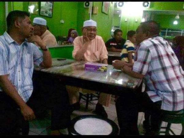 Muhammad Sanusi (kanan) bersyukur dapat berdamping dan belajar daripada seorang pemimpin hebat seperti Allahyarham Azizan (tengah). - Foto ihsan Muhammad Sanusi Md Noor