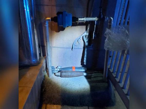 Mortar yang digunakan untuk tujuan latihan ditemui pasangan suami isteri yang baru dua hari menyewa rumah itu.