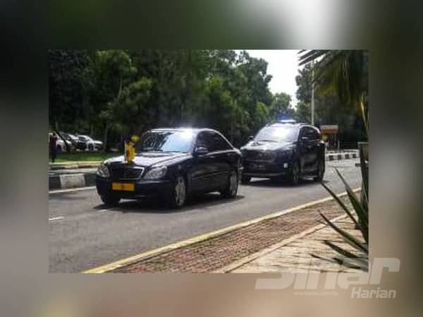 Kenderaan membawa Sultan Kedah, Sultan Sallehuddin bergerak menuju ke Wisma Darul Aman di sini hari ini.