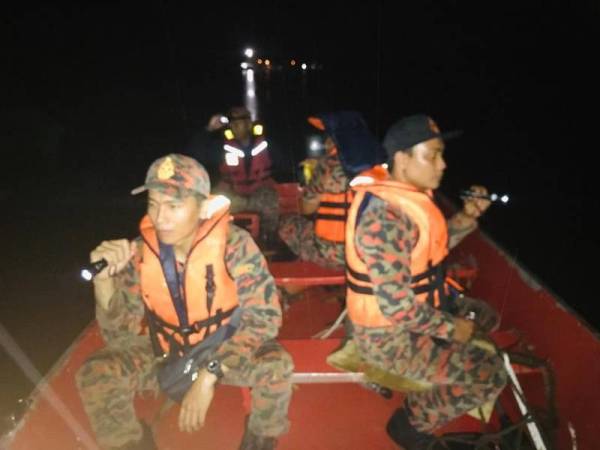 Operasi SAR dilakukan siang dan malam tanpa henti.