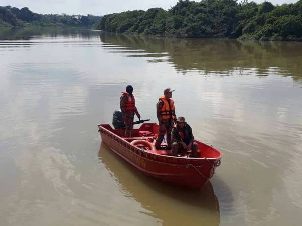 Anggota bomba melakukan operasi mencari dan menyelamat seorang kanak-kanak yang dikhuatiri lemas sejak seminggu lalu di kawasan parit di Kampung Parit Bugis, Panchor, Pagoh hingga ke Sungai Muar, Johor.