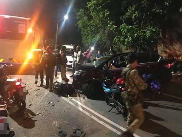 Kereta Proton Persona remuk teruk di bahagian hadapan selepas bertembung dengan bas Rapid Penang malam tadi. - Foto hsan pembaca.