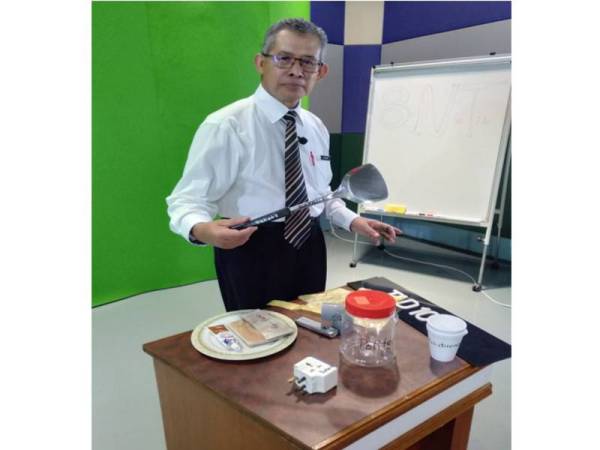 Hamzah membawa alat bantu mengajar ketika rakaman rancangan pendidikan untuk memberi kefahaman kepada pelajar yang menonton rancangan itu.