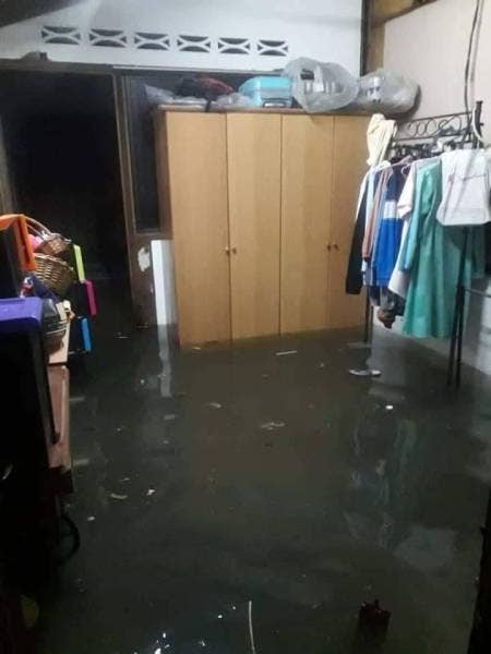 Limpahan air dari Sungai Rokam masuk ke rumah penduduk.