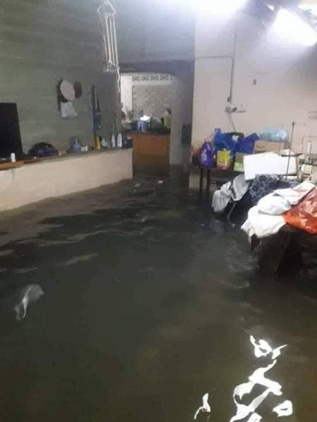 Limpahan air dari Sungai Rokam masuk ke rumah penduduk.