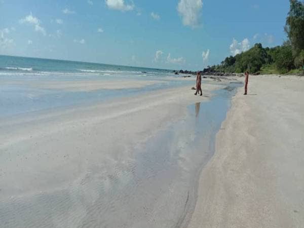 Anggota bomba melakukan kerja-kerja mencari dan menyelamat dua PATI yang masih hilang selepas terjun ke laut di Pantai Tanjung Buloh, Sedili, Kota Tinggi, Johor, hari ini.