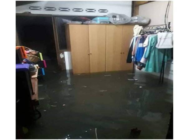 Limpahan air dari Sungai Rokam masuk ke rumah penduduk. - Foto pengguna Facebook