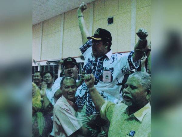 Noh dijulang selepas diumumkan menang kerusi Parlimen Tanjong Karang pada PRU12 lalu.