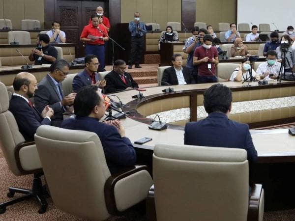 Mukhriz mengaminkan doa sebelum memulakan sidang media di Wisma Darul Aman di sini hari ini.