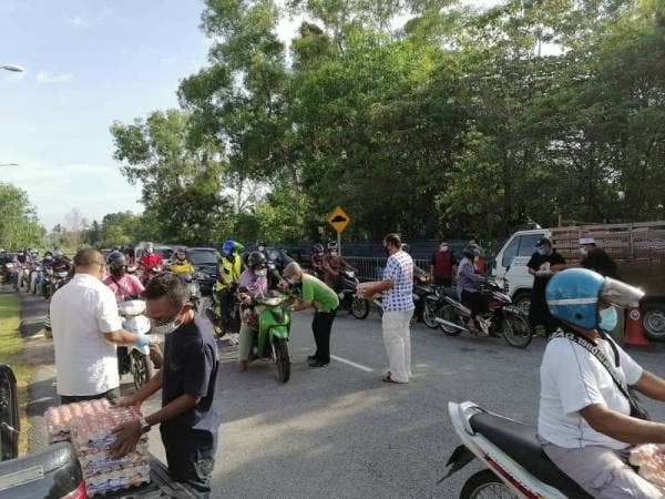 Sebahagian penduduk mengambil peluang mendapatkan telur percuma secara pandu lalu pada program itu.