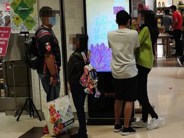 Seorang kanak-kanak perempuan yang dilihat berada di ruang pakaian pusat membeli-belah itu.