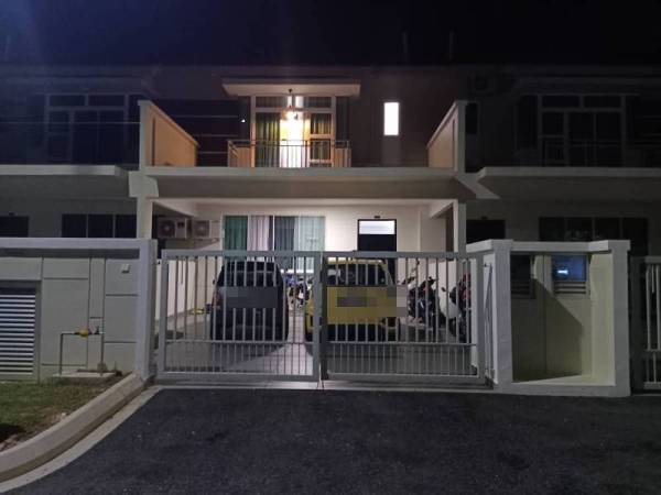 Seramai 43 individu ditahan polis kerana terlibat dalam parti liar .