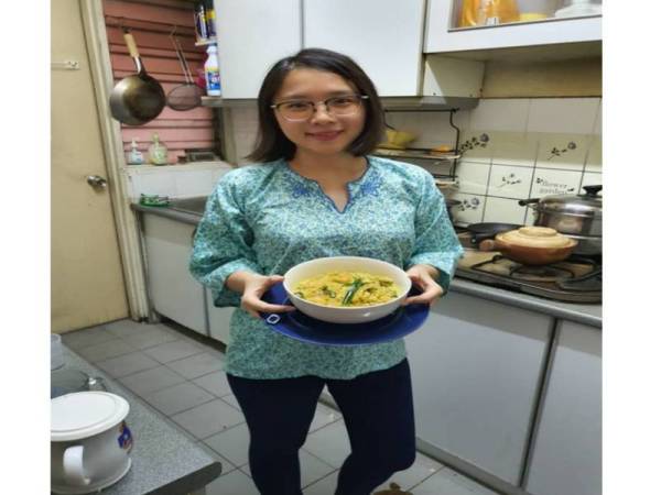 Jamaliah menunjukkan hidangan tempe masak lemak yang disediakannya.