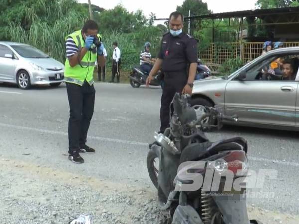 Keadaan motosikal yang ditunggang mangsa mengalami kerosakan teruk akibat kemalangan yang berlaku di Kampung Demit di sini semalam.