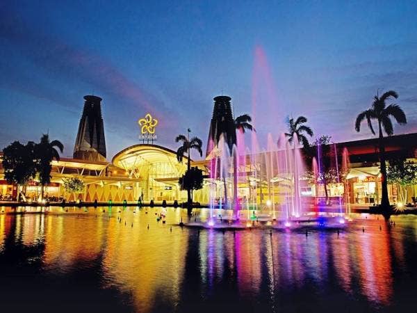 Pembeli di Pusat Membeli Belah Alamanda pula layak menebus hadiah apabila mereka membeli-belah di mana-mana kedai terpilih.