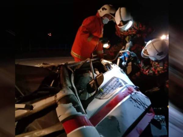 Anggota bomba membantu mengeluarkan mangsa yang tersepit dalam nahas melibatkan treler membawa muatan simen kapur di KM43.2 Lebuhraya Kuala Lumpur-Karak di sini malam tadi. - Foto Ihsan Bomba