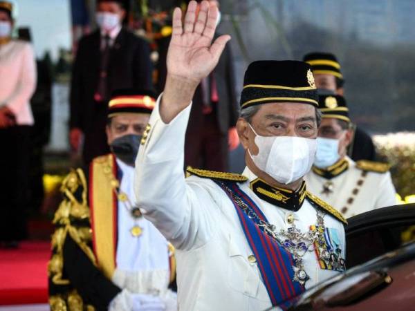 Perdana Menteri Tan Sri Muhyiddin Yassin melambaikan tangan kepada pengamal media selepas selesai Istiadat Pembukaan Mesyuarat Penggal Ketiga Parlimen ke-14, yang disempurnakan Yang di-Pertuan Agong Al-Sultan Abdullah Ri'ayatuddin Al-Mustafa Billah Shah di Bangunan Parlimen hari ini.
--fotoBERNAMA