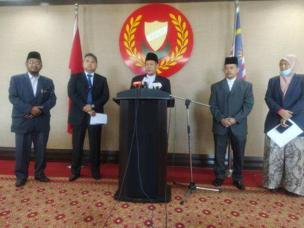 Fadzil (tengah) pada sidang media Jabatan Mufti Kedah berhubung Solat Jumaat dan Solat Hari Raya di Wisma Darul Aman, di sini, hari ini.