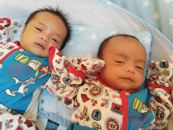 Fattah Salahuddin (kiri) dan Fattah Zulfadli (kanan) manakala Fattah Zulfaqar kembar ketiga masih dirawat di hospital.