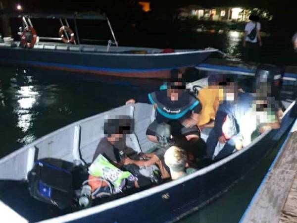 Sebahagian daripada PATI yang ditahan kerana cuba menyusup keluar di timur Tanjung Balau, Kota Tinggi, Johor, Jumaat lalu.