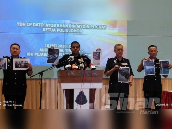 Ayob Khan menunjukkan gambar tekong, PATI dan aset yang dirampas dalam tiga serbuan dari 13 hingga 17 Mei pada sidang media di IPK Johor, Johor Bahru, hari ini.