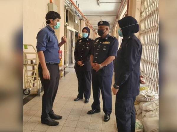 Anbalagan (dua dari kanan) sedang mendapatkan penjelasan daripada doktor yang merawat bayi tersebut di HPP tadi.