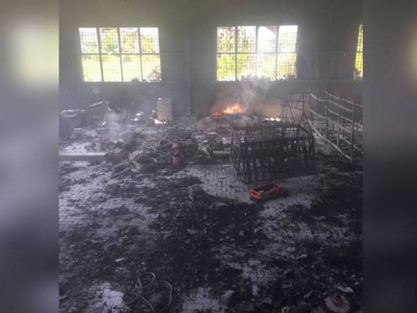 Kebakaran kilang yang turut menempatkan 10 tan serbuk 'caustic soda' musnah 50 peratus. - Foto JBPM