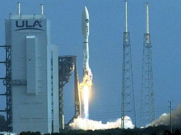 Roket Atlas V yang membawa kapal angkasa X-37B dilancarkan dari Cape Canaveral di Florida semalam sehari selepas rancangan itu terpaksa ditangguhkan akibat cuaca buruk. - Foto Agensi