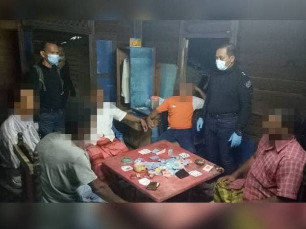 Antara suspek yang ditahan selepas didapati mengambil kesempatan kelonggaran PKPB untuk bermain judi di sebuah rumah di Batu 3, Kampung Tempoyang, Lipis tengah malam tadi. - Foto FB JSJ Kontinjen Pahang
