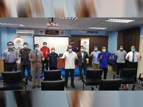 Abd Rahim (tengah) bersama ketua jabatan yang terlibat dengan pasukan Task Force kebersihan Pahang di Pejabat SWcrop di Beserah hari ini.