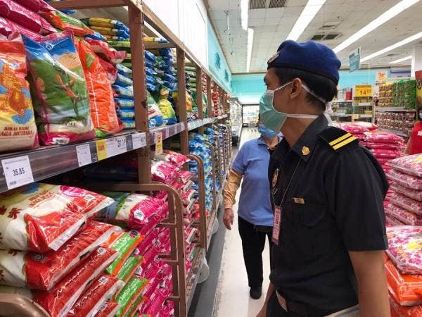 Penguat kuasa KPDNHEP sedang melakukan pemeriksaan bagi memastikan bekalan barangan mencukupi.