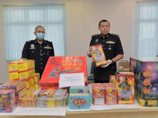 Pelbagai jenis bunga api dan mercun yang dirampas dalam dua serbuan berasingan di Batau Pahat dan di sebuah rumah di pekan Yong Peng. - Foto Bernama