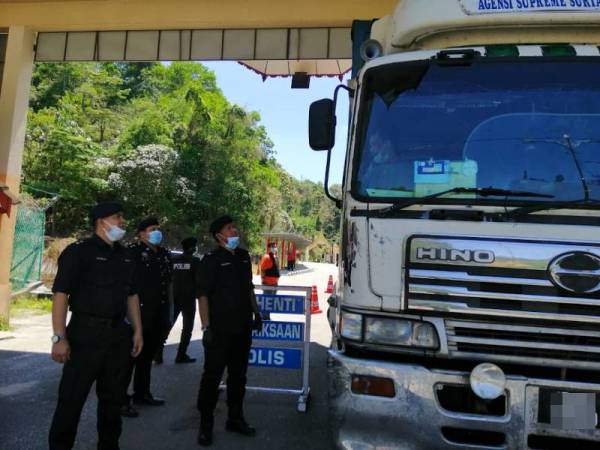 Pemeriksaan polis di sekatan jalan raya.