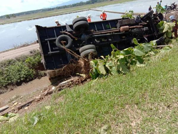 Lori yang terbalik selepas terbabas di tepi parit di Lebuh Raya Utara Selatan di Pendang tadi.