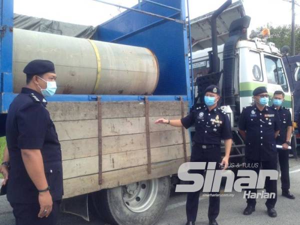 Ahsmon (dua dari kiri) menunjukkan besi struktur binaan yang dicuri Geng Emmi Besi di Rapid Pengerang.